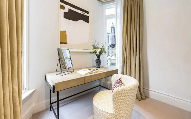 Buckingham & Lloyds Knightsbridge