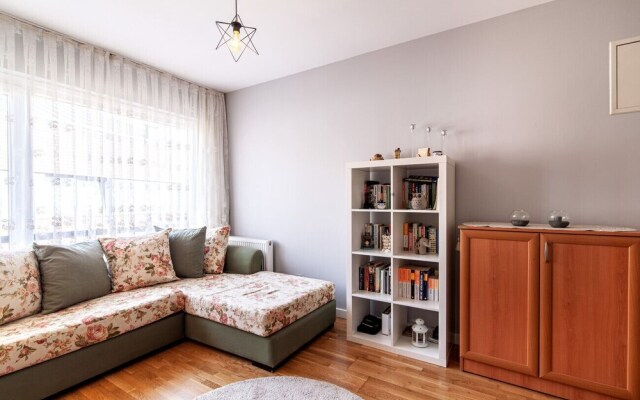 Sleek and Central Flat With Shared Pool in Sisli