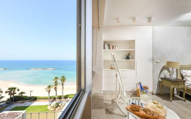 Beachfront w SeaView In a beautiful bldg