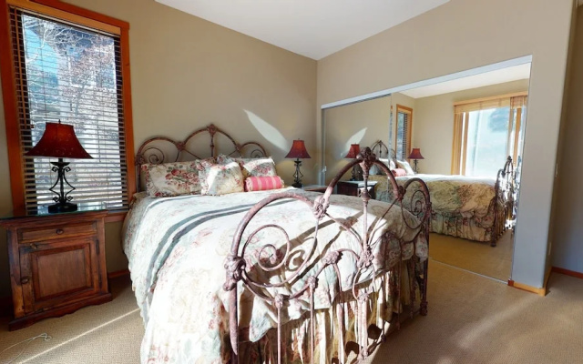Snowcreek V 774 Gorgeous Mountain Views with Private Garage, Washer Dryer and Gas Grill by RedAwning