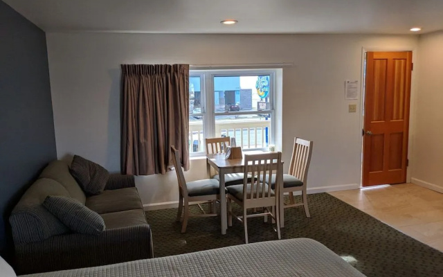 Crystal Sands Motel