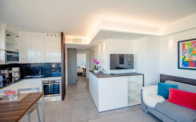 High Standing with Incredible Old Antibes and Sea views