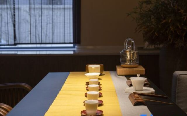 Qianna Hotel (Zhengzhou Erqi Square Dennis David City)