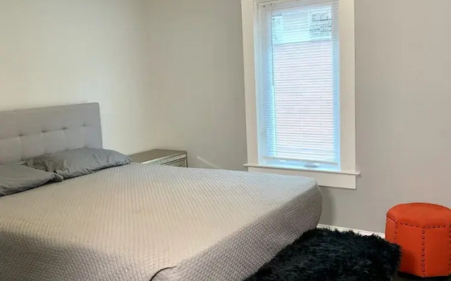 Texas Hold-em Duplex- 3BR Free Parking