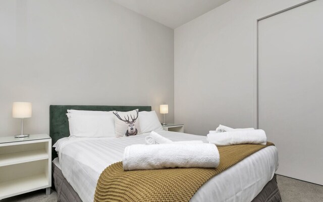 QV Refined Viaduct Harbour Apt - 879