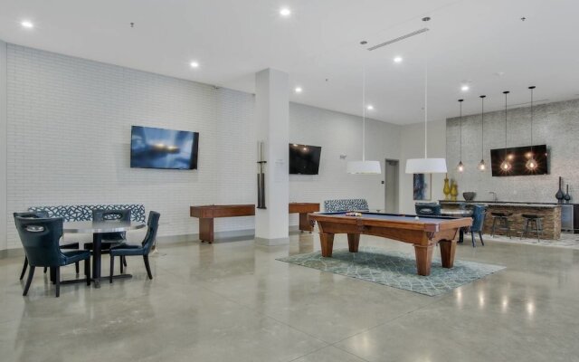 High End Old Town Loft + Pool + Clubhouse