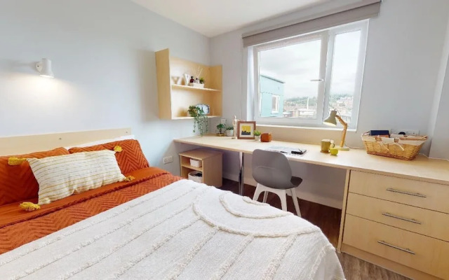Private Ensuite in Stylish Apartment