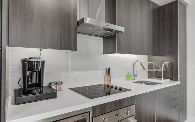 Noel Suites - John and Front St West