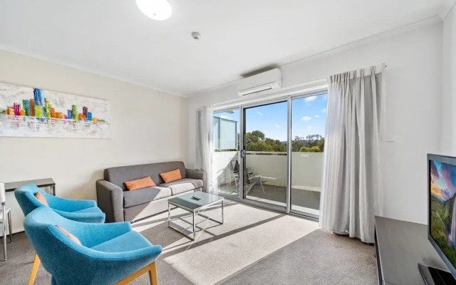 Bright 1-bed Apartment With Balcony