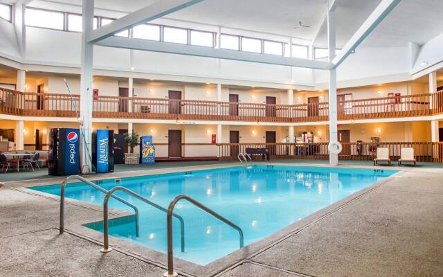 Econo Lodge Inn and Suites Stevens Point