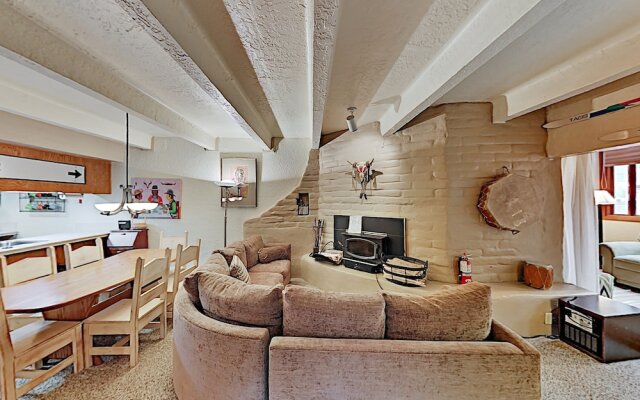 15tru5ai 3 Bedroom Condo