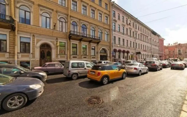 Anichkov Bridge Living Quarters