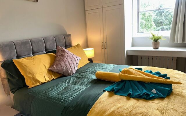 London Luxury Apartment up to 8 Guests