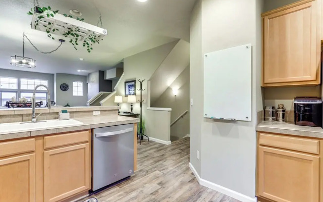 Walk to Mcmenamins Edgefield: Inviting Townhome!