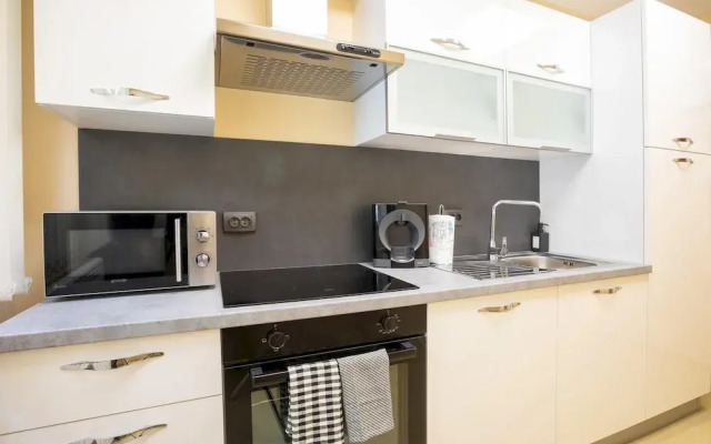 Bright 1bdr Apartment in Top Center