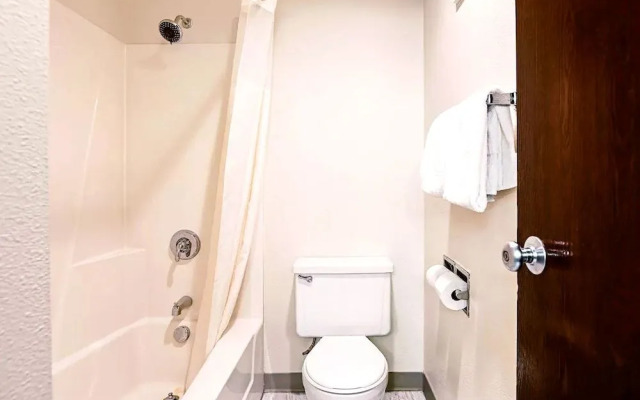 Norwood Inn & Suites Milwaukee