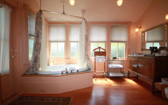 Spinnakers Brewpub & Guesthouses
