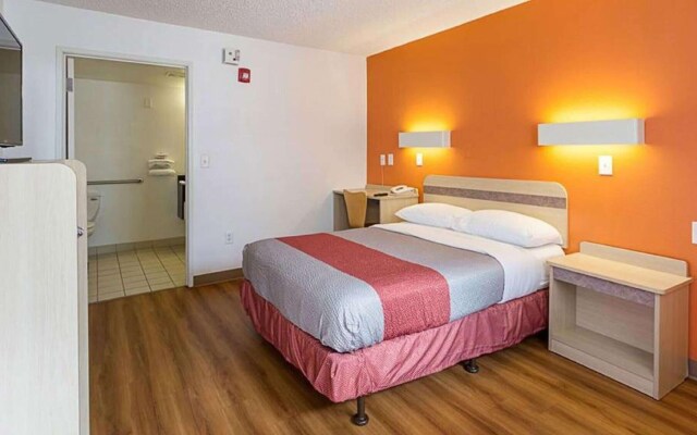 Super 6 Inn & Suites Baton Rouge