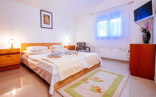 Beautiful Holiday Home in Maslenica Near Beach"
