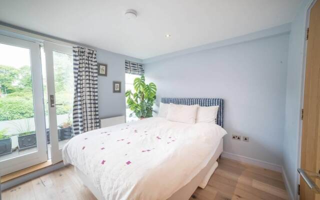 Cosy And Beautiful 4br House