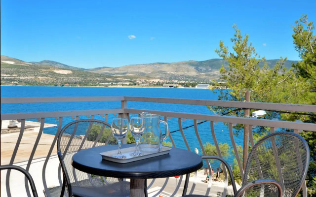 Apartments by the sea Arbanija, Ciovo - 8651
