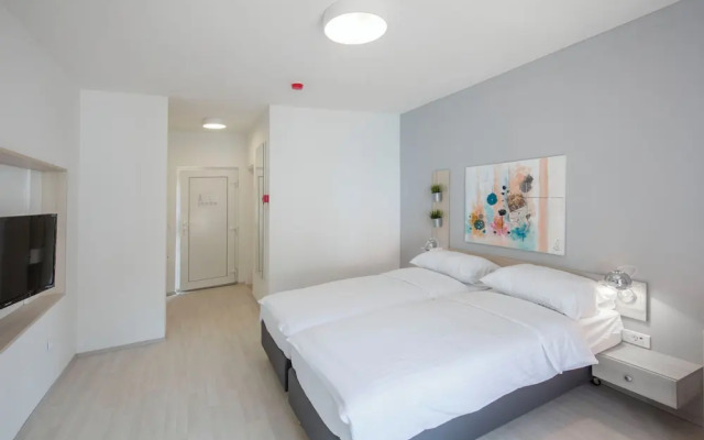 Holiday Park Rooms and Suites Bellevue