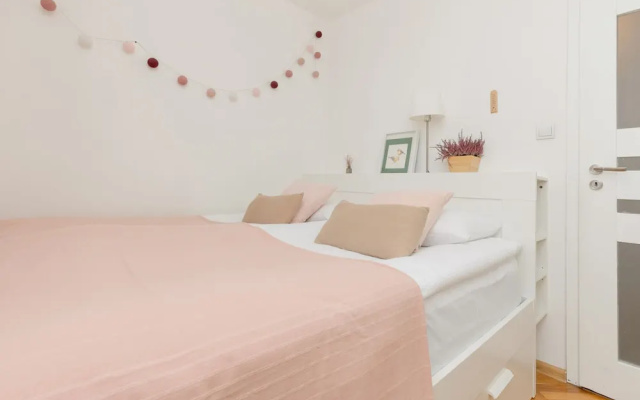 Bright Aapartment Holenderska by Renters