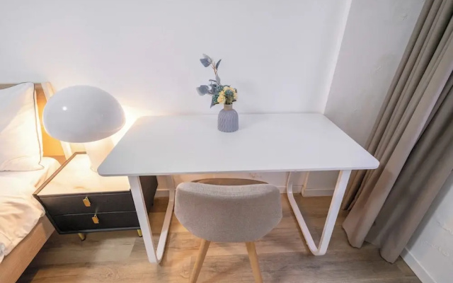 Tyms 4BR 2BA APT Riverside