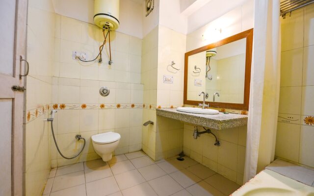 Fabhotel Chandra Palace
