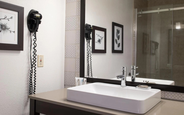 Country Inn & Suites by Radisson, Platteville, WI