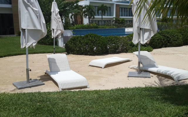 Villasun Seafront Apartment at Cap Ouest