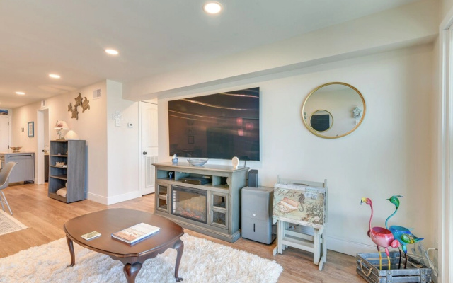 Galveston Beachfront Condo: Balcony & Pool Access!