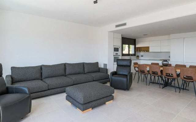 Elegant Villa in Roses With Private Swimming Pool