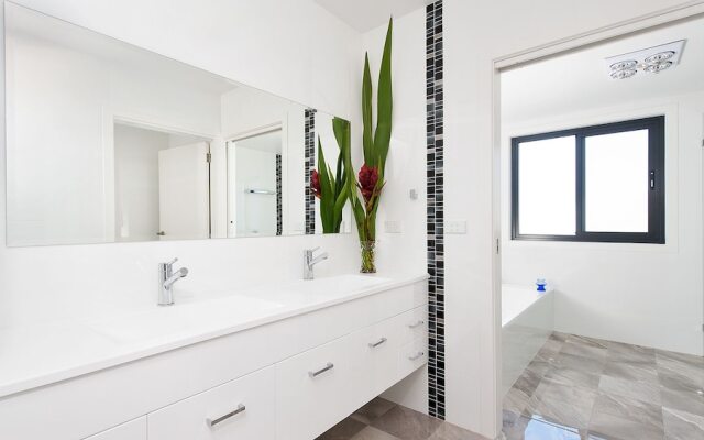 Hilltop Hideaway - Breathtaking views, moments to beach!