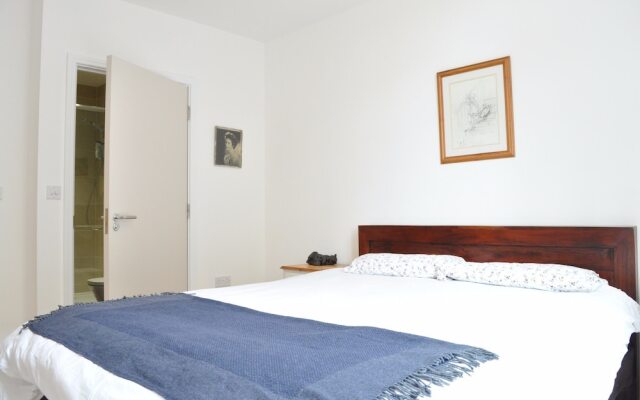 East London 2 Bedroom Flat With Balcony