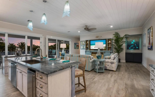 Snook Lookout - 211 Oak Ave
