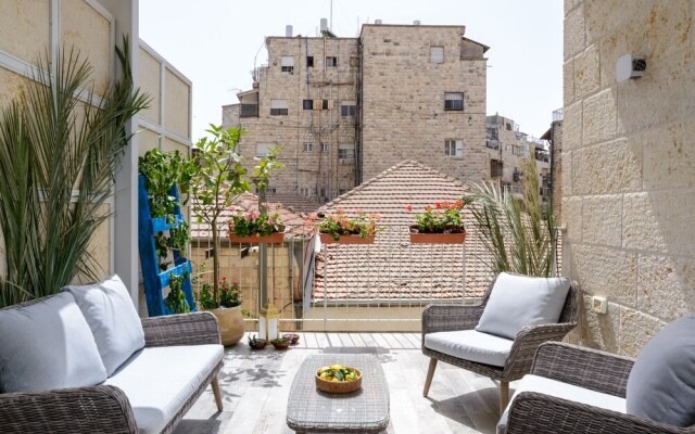 Design & Veranda next to Mahane Yehuda Market by FeelHome