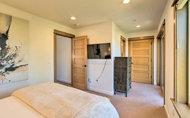 Charming Cle Elum Townhome w/ Balcony & Views