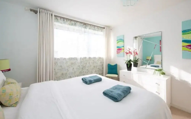 Sunny Modern Nr Beach Village w Parking