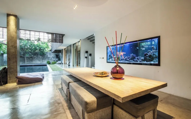 Modern 4BD Villa with Pool in Seminyak – Hotel Rooms – Kuta