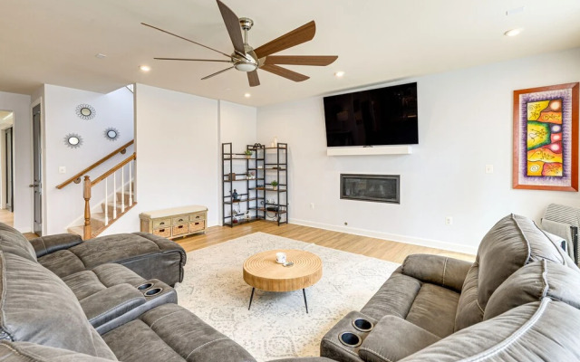 Lakefront Fredericksburg Home w/ Deck + Fire Pits!