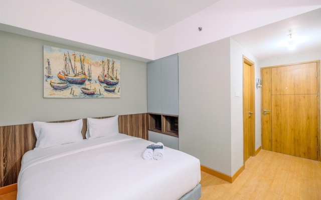 Comfortable Pool View Studio Room at LRT City Jatibening Apartment – Guest Rooms – Bekasi