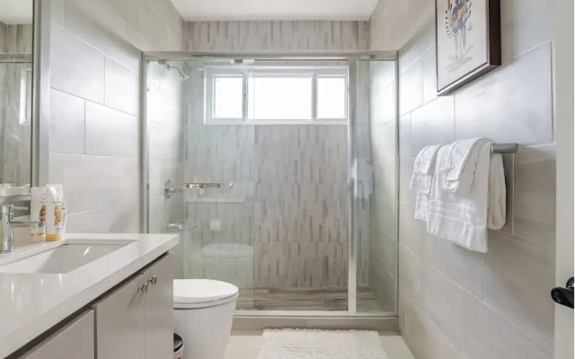 Luxe City Oasis 2BR with Pool & Gym