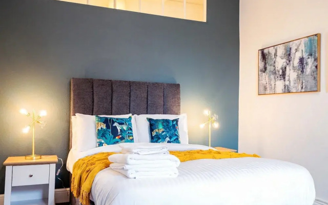 Host Stay Compton House