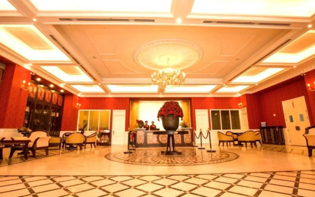 Den Long Do Hotel & Restaurant