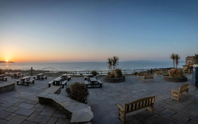 Shoreline Hotel