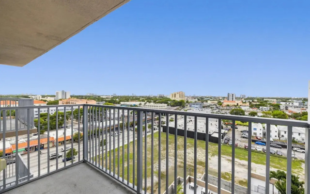 Stylish City-View Condo Pool Access