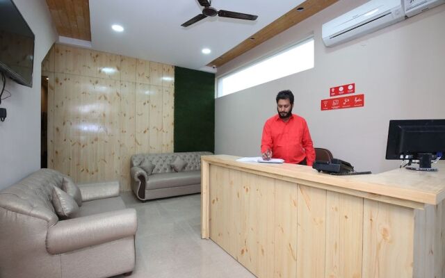 OYO 27743 Hotel Platina