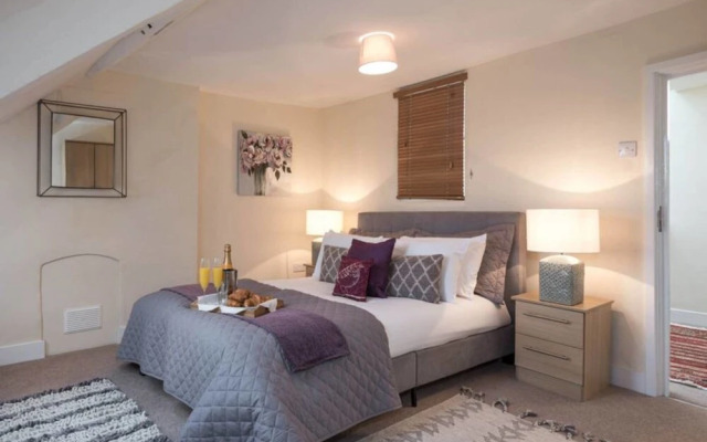 Superb Loft Apartment Steps Away From the Minster