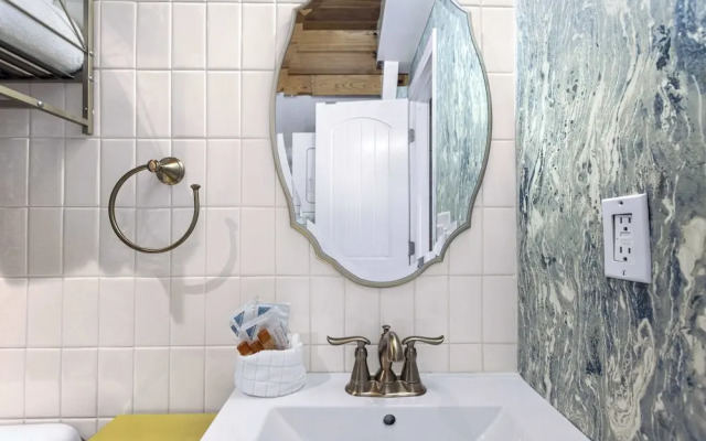 Sunrise Oasis - Enjoy Lakefront Living